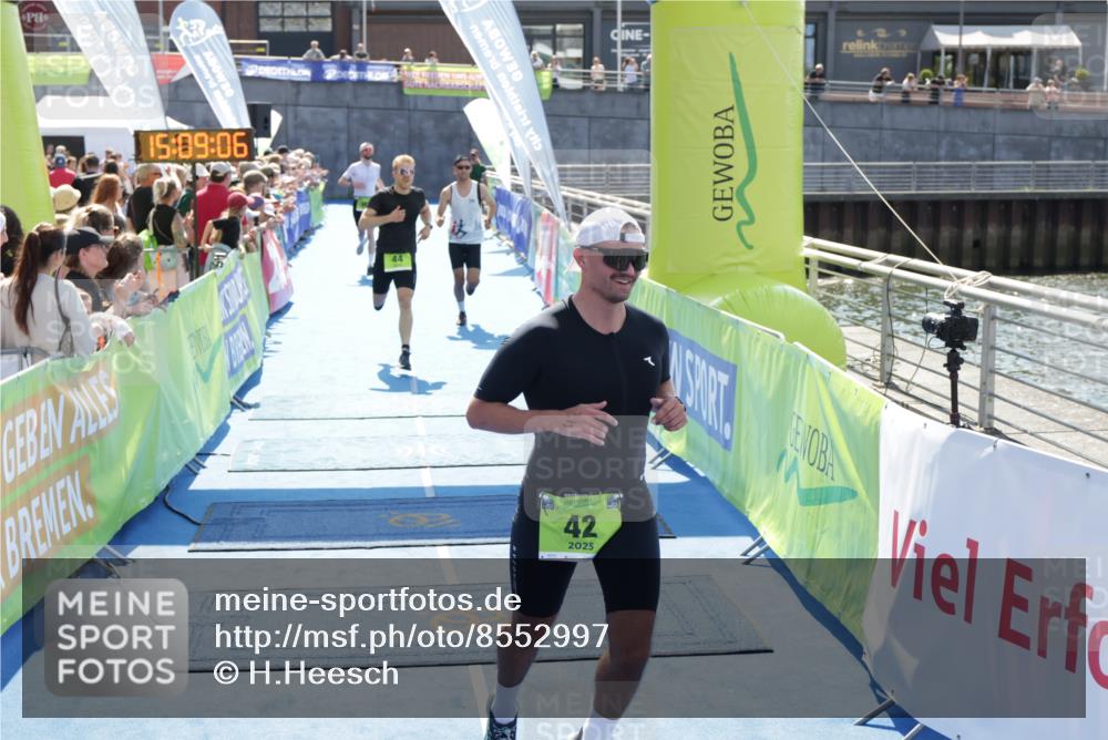 10.08.2025 - GEWOBA Citytriathlon Bremen H.Heesch http://msf.ph/oto/8552997 10.08.2025 15:09:10 Ziel 12, 26, 42, 44, 104, 151 meine-sportfotos.de