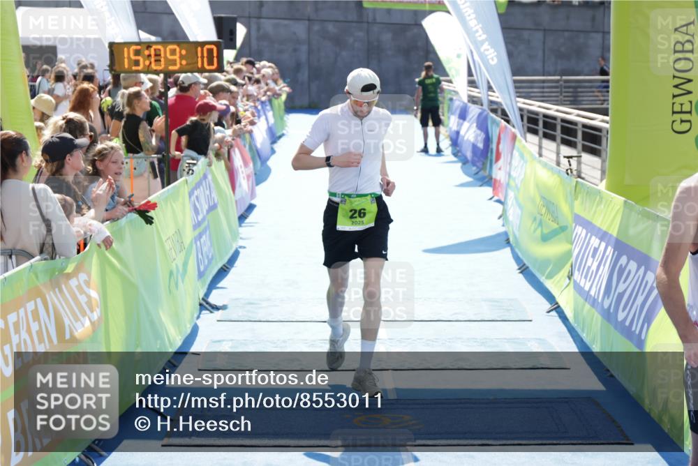 10.08.2025 - GEWOBA Citytriathlon Bremen H.Heesch http://msf.ph/oto/8553011 10.08.2025 15:09:14 Ziel 26, 42, 44, 104 meine-sportfotos.de