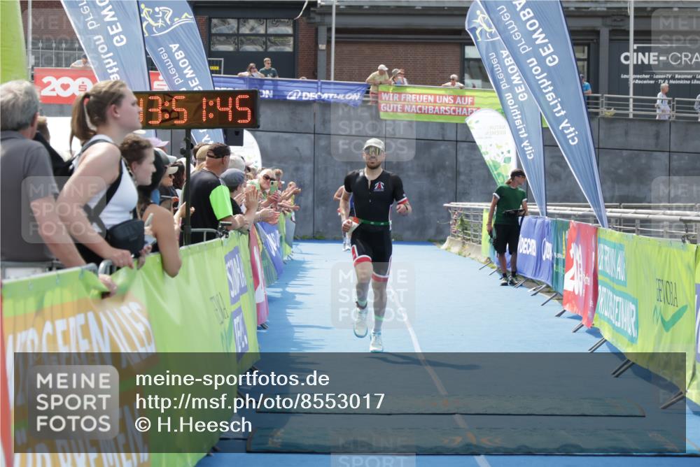 10.08.2025 - GEWOBA Citytriathlon Bremen H.Heesch http://msf.ph/oto/8553017 10.08.2025 13:51:49 Ziel 695 meine-sportfotos.de