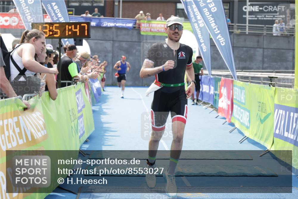 10.08.2025 - GEWOBA Citytriathlon Bremen H.Heesch http://msf.ph/oto/8553027 10.08.2025 13:51:51 Ziel 589, 695 meine-sportfotos.de