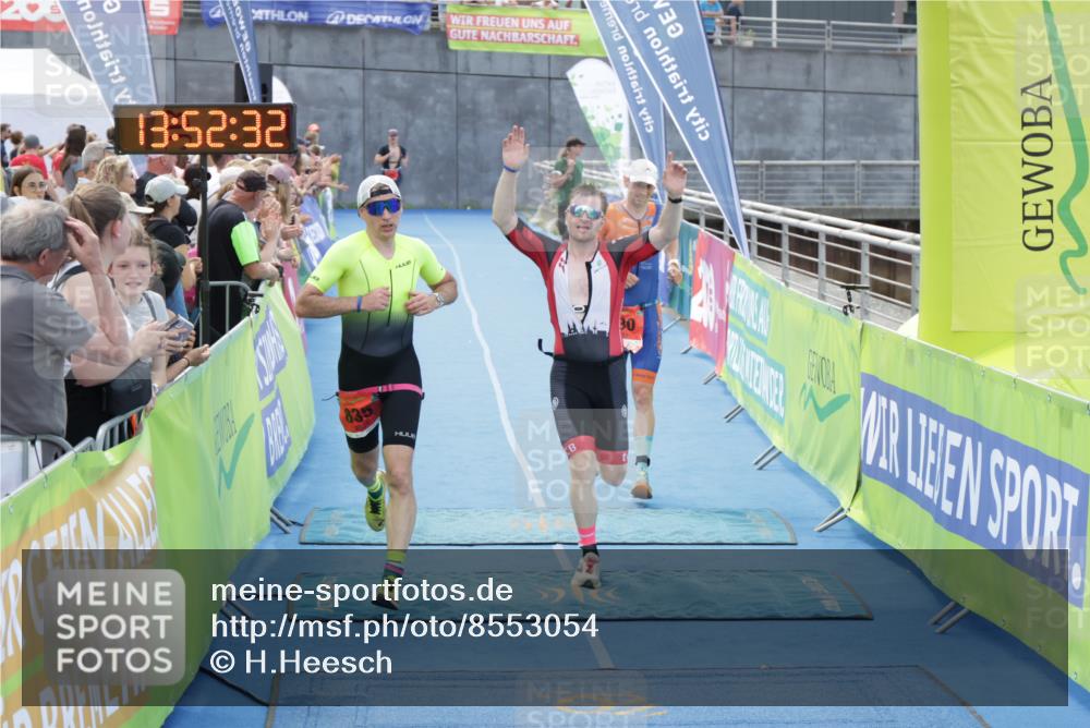 10.08.2025 - GEWOBA Citytriathlon Bremen H.Heesch http://msf.ph/oto/8553054 10.08.2025 13:52:36 Ziel 662, 830, 835 meine-sportfotos.de