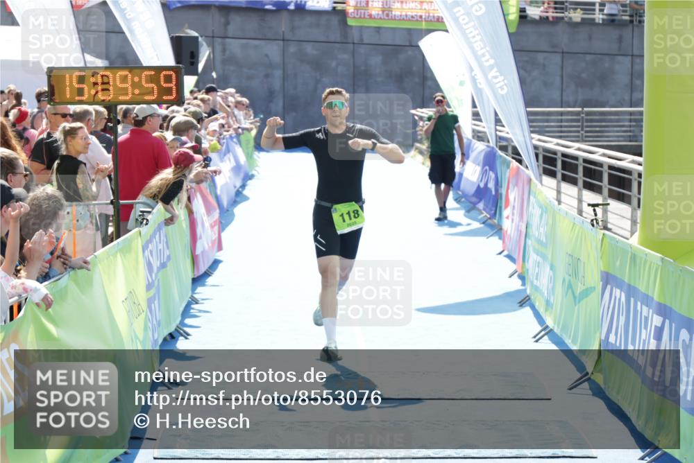 10.08.2025 - GEWOBA Citytriathlon Bremen H.Heesch http://msf.ph/oto/8553076 10.08.2025 15:10:03 Ziel 118, 155 meine-sportfotos.de