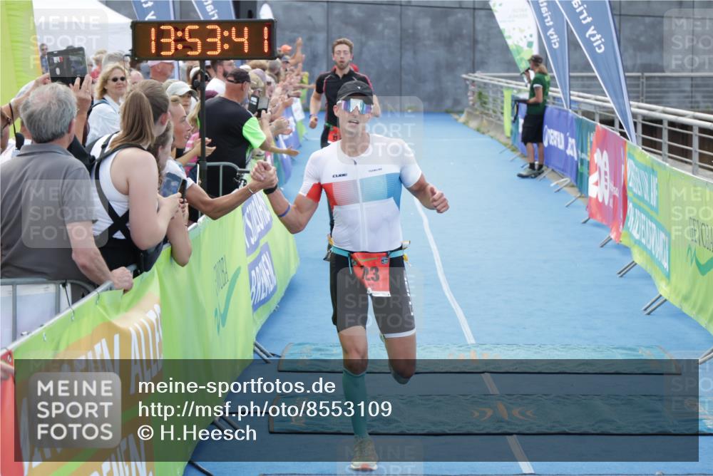 10.08.2025 - GEWOBA Citytriathlon Bremen H.Heesch http://msf.ph/oto/8553109 10.08.2025 13:53:45 Ziel 672, 690, 723 meine-sportfotos.de