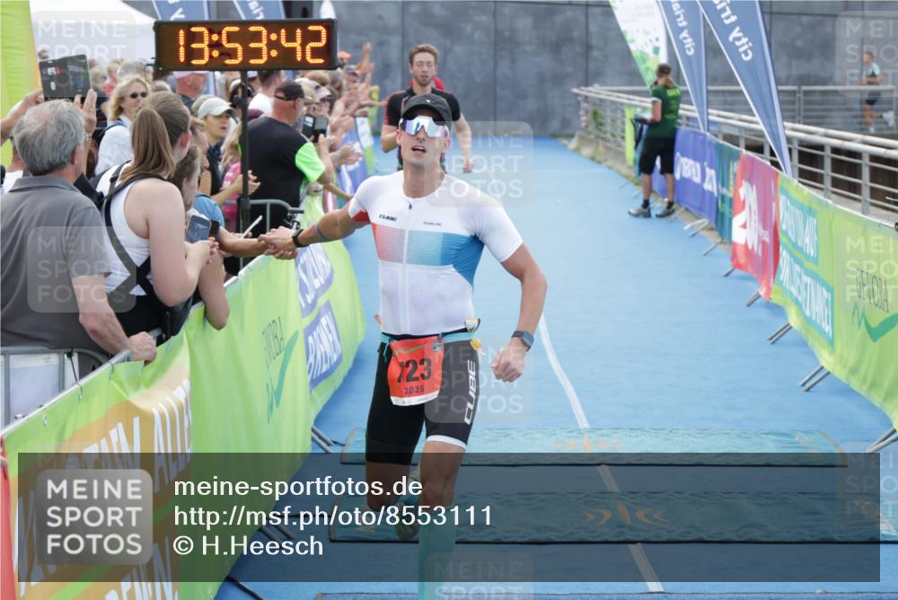 10.08.2025 - GEWOBA Citytriathlon Bremen H.Heesch http://msf.ph/oto/8553111 10.08.2025 13:53:45 Ziel 672, 690, 723 meine-sportfotos.de