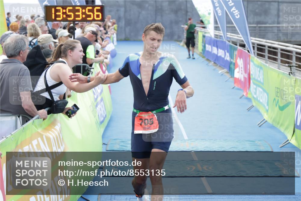 10.08.2025 - GEWOBA Citytriathlon Bremen H.Heesch http://msf.ph/oto/8553135 10.08.2025 13:54:00 Ziel 705, 755 meine-sportfotos.de