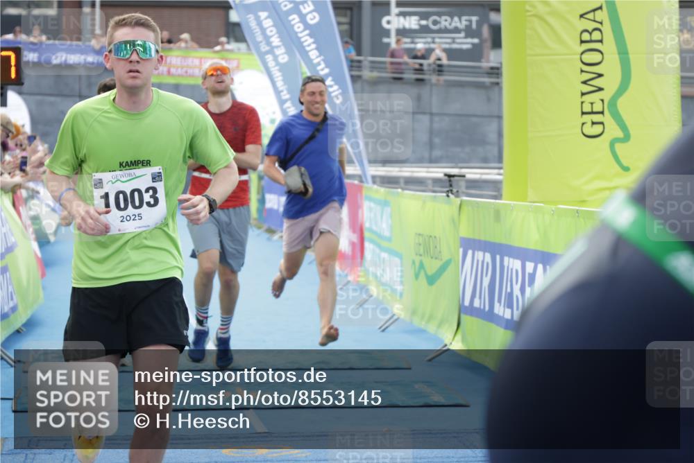 10.08.2025 - GEWOBA Citytriathlon Bremen H.Heesch http://msf.ph/oto/8553145 10.08.2025 13:54:20 Ziel 1003, 1012 meine-sportfotos.de
