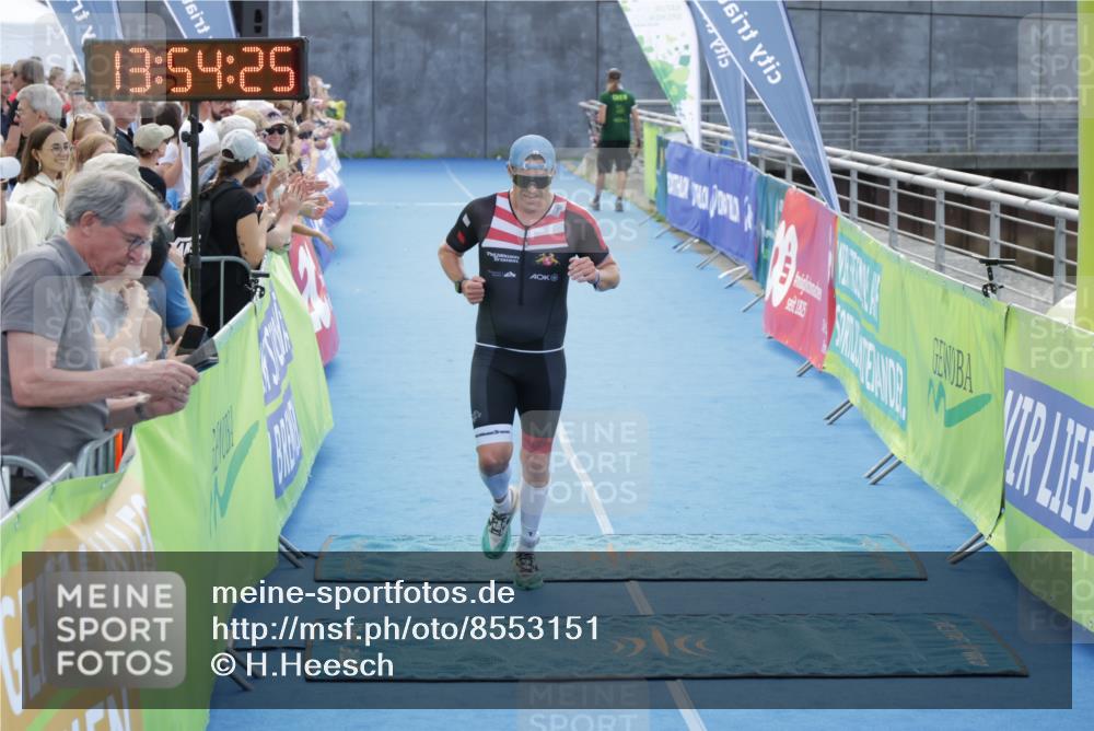 10.08.2025 - GEWOBA Citytriathlon Bremen H.Heesch http://msf.ph/oto/8553151 10.08.2025 13:54:28 Ziel 563, 1003, 1012 meine-sportfotos.de