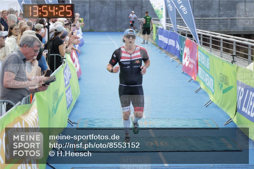 10.08.2025 - GEWOBA Citytriathlon Bremen H.Heesch http://msf.ph/oto/8553152 10.08.2025 13:54:29 Ziel 563, 1003 meine-sportfotos.de