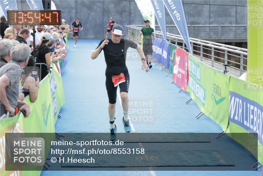 10.08.2025 - GEWOBA Citytriathlon Bremen H.Heesch http://msf.ph/oto/8553158 10.08.2025 13:54:50 Ziel 730, 739 meine-sportfotos.de