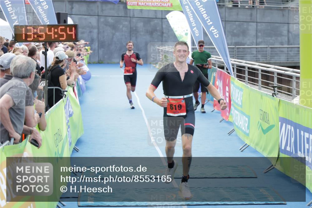 10.08.2025 - GEWOBA Citytriathlon Bremen H.Heesch http://msf.ph/oto/8553165 10.08.2025 13:54:58 Ziel 619, 739, 761 meine-sportfotos.de