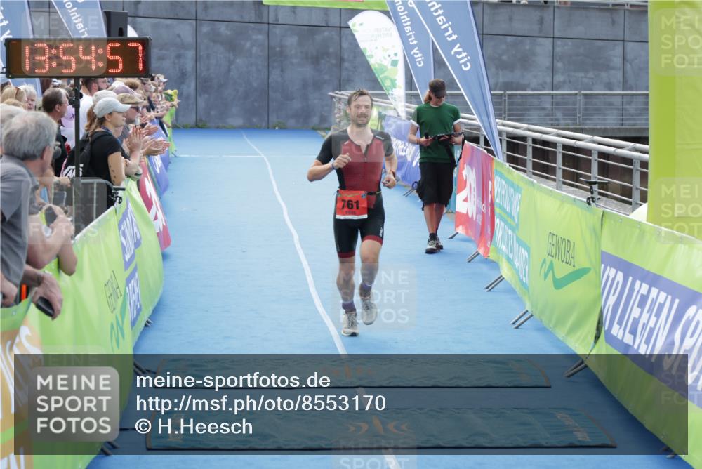 10.08.2025 - GEWOBA Citytriathlon Bremen H.Heesch http://msf.ph/oto/8553170 10.08.2025 13:55:00 Ziel 619, 761 meine-sportfotos.de