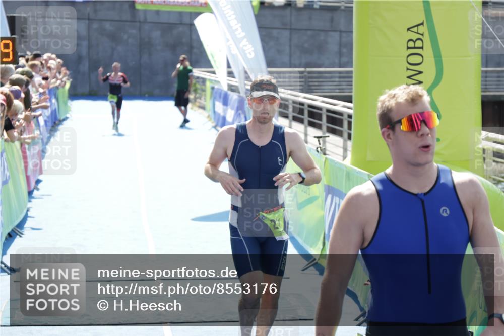 10.08.2025 - GEWOBA Citytriathlon Bremen H.Heesch http://msf.ph/oto/8553176 10.08.2025 15:10:43 Ziel 17, 261, 304 meine-sportfotos.de