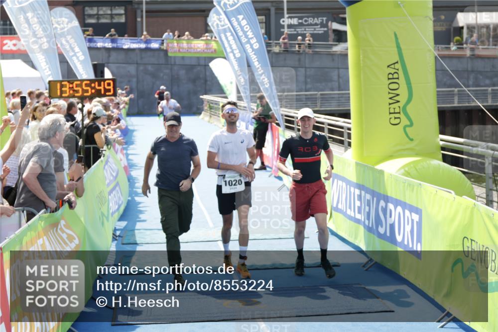 10.08.2025 - GEWOBA Citytriathlon Bremen H.Heesch http://msf.ph/oto/8553224 10.08.2025 13:55:53 Ziel 1020, 1022 meine-sportfotos.de
