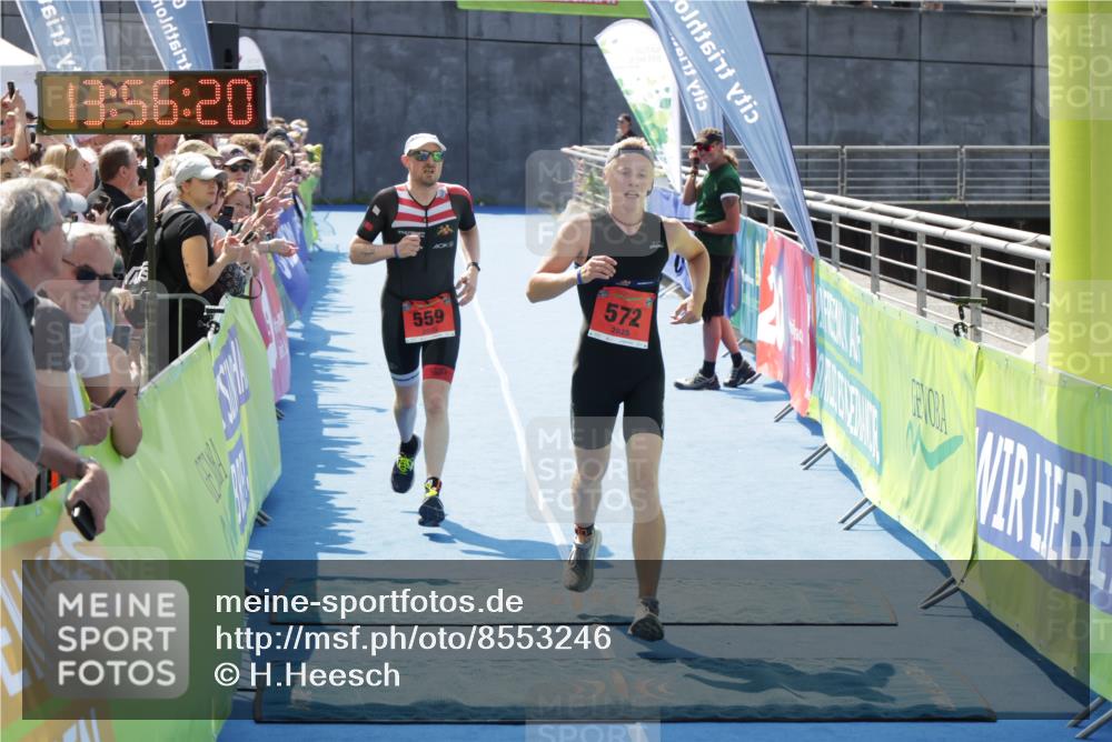 10.08.2025 - GEWOBA Citytriathlon Bremen H.Heesch http://msf.ph/oto/8553246 10.08.2025 13:56:24 Ziel 559, 572, 1010 meine-sportfotos.de