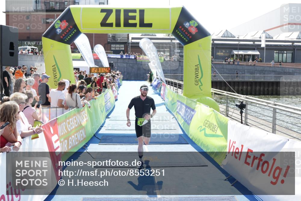 10.08.2025 - GEWOBA Citytriathlon Bremen H.Heesch http://msf.ph/oto/8553251 10.08.2025 15:11:46 Ziel 105 meine-sportfotos.de