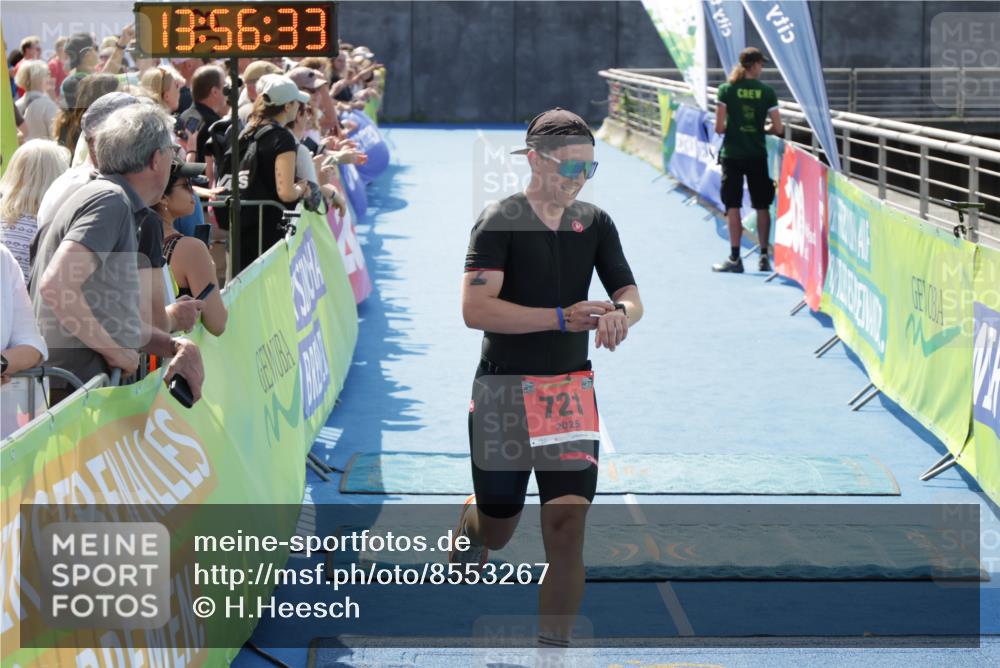 10.08.2025 - GEWOBA Citytriathlon Bremen H.Heesch http://msf.ph/oto/8553267 10.08.2025 13:56:37 Ziel 721 meine-sportfotos.de