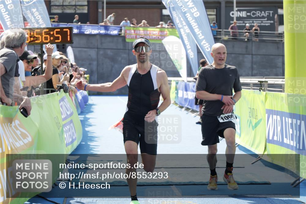 10.08.2025 - GEWOBA Citytriathlon Bremen H.Heesch http://msf.ph/oto/8553293 10.08.2025 13:57:00 Ziel 819, 890, 1006 meine-sportfotos.de
