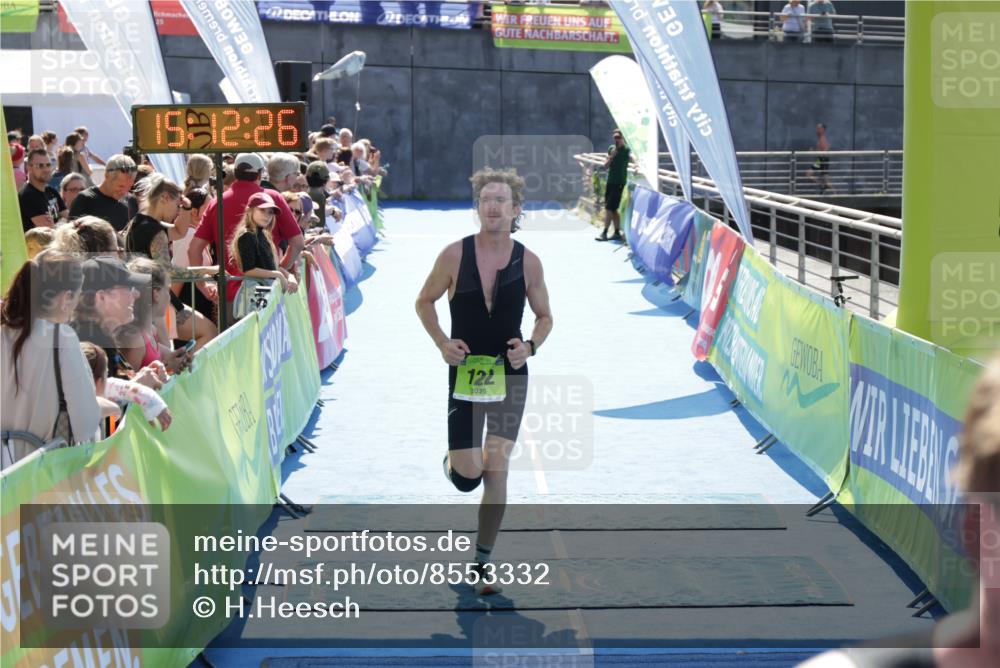 10.08.2025 - GEWOBA Citytriathlon Bremen H.Heesch http://msf.ph/oto/8553332 10.08.2025 15:12:30 Ziel 97, 122 meine-sportfotos.de