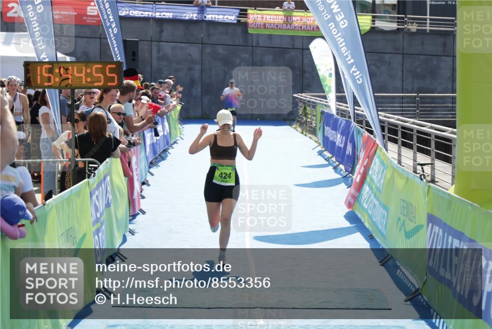 10.08.2025 - GEWOBA Citytriathlon Bremen H.Heesch http://msf.ph/oto/8553356 10.08.2025 15:44:59 Ziel 424 meine-sportfotos.de