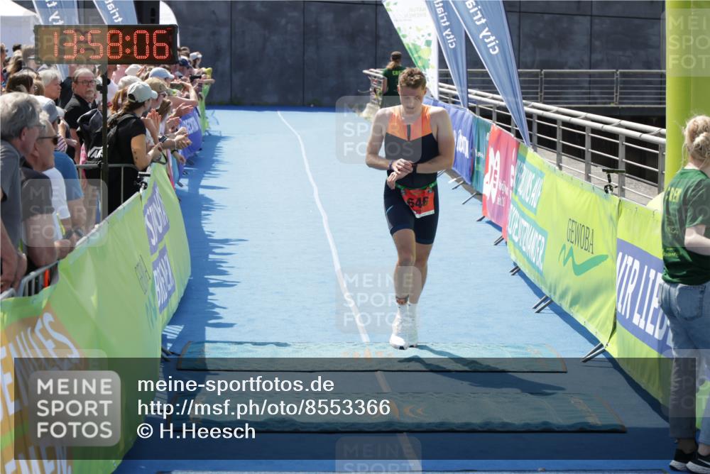 10.08.2025 - GEWOBA Citytriathlon Bremen H.Heesch http://msf.ph/oto/8553366 10.08.2025 13:58:09 Ziel 646 meine-sportfotos.de