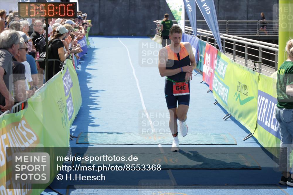 10.08.2025 - GEWOBA Citytriathlon Bremen H.Heesch http://msf.ph/oto/8553368 10.08.2025 13:58:09 Ziel 646 meine-sportfotos.de