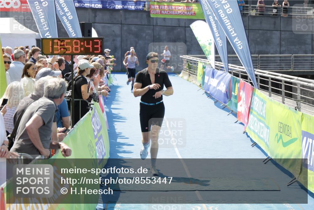 10.08.2025 - GEWOBA Citytriathlon Bremen H.Heesch http://msf.ph/oto/8553447 10.08.2025 13:58:46 Ziel 703, 1013 meine-sportfotos.de