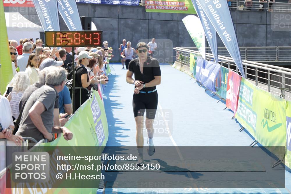 10.08.2025 - GEWOBA Citytriathlon Bremen H.Heesch http://msf.ph/oto/8553450 10.08.2025 13:58:47 Ziel 703, 713 meine-sportfotos.de