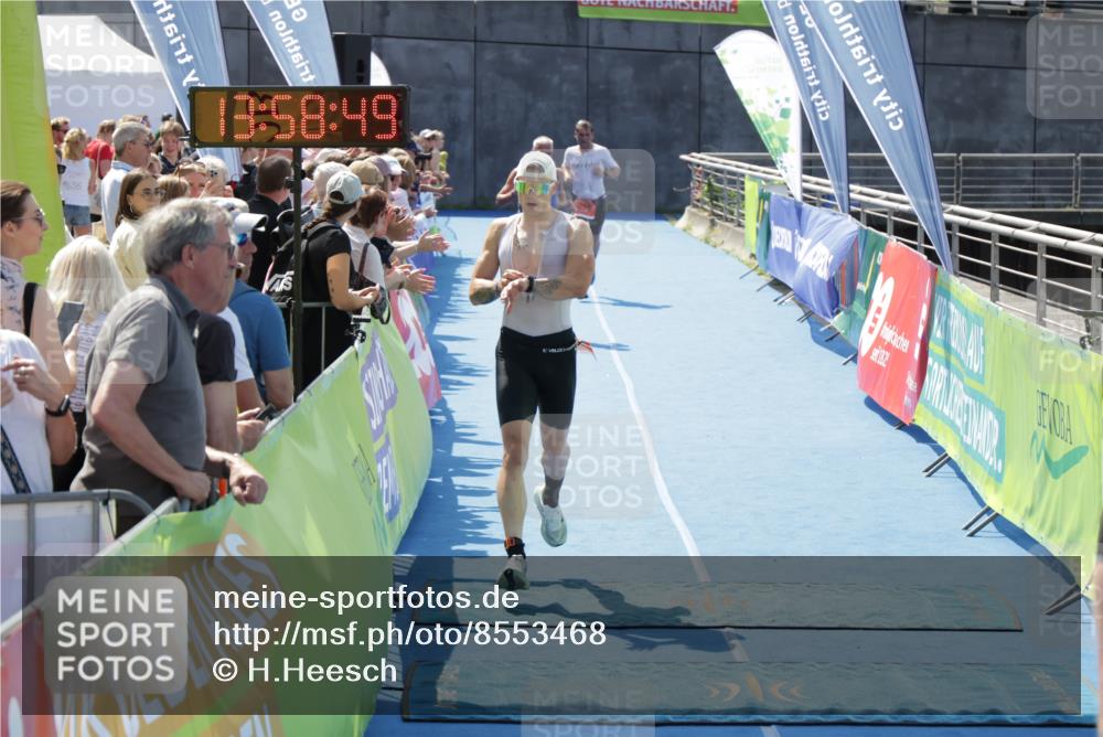 10.08.2025 - GEWOBA Citytriathlon Bremen H.Heesch http://msf.ph/oto/8553468 10.08.2025 13:58:52 Ziel 703, 713 meine-sportfotos.de