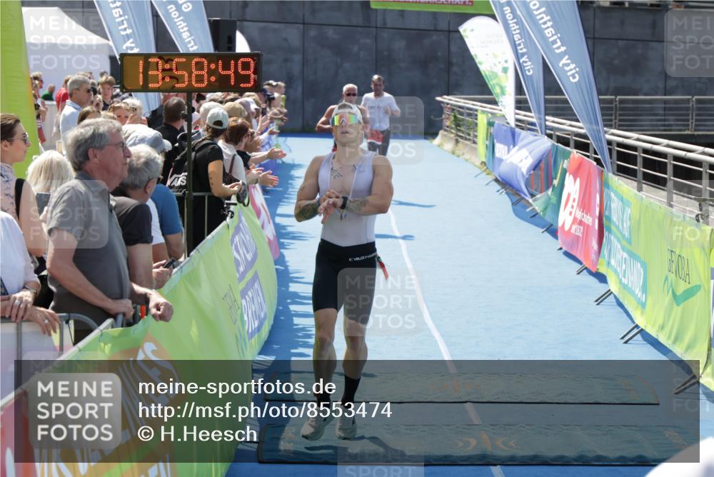 10.08.2025 - GEWOBA Citytriathlon Bremen H.Heesch http://msf.ph/oto/8553474 10.08.2025 13:58:53 Ziel 703, 713, 851 meine-sportfotos.de