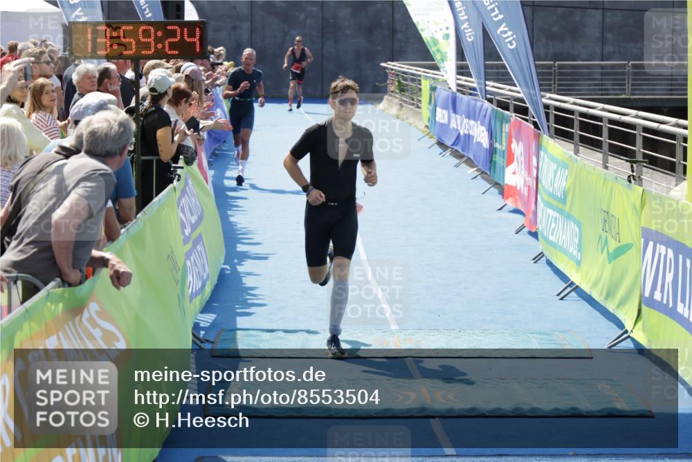 10.08.2025 - GEWOBA Citytriathlon Bremen H.Heesch http://msf.ph/oto/8553504 10.08.2025 13:59:27 Ziel 650, 855 meine-sportfotos.de
