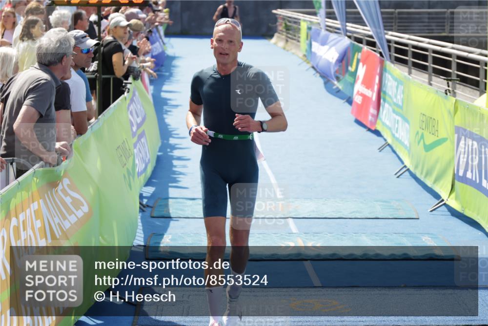 10.08.2025 - GEWOBA Citytriathlon Bremen H.Heesch http://msf.ph/oto/8553524 10.08.2025 13:59:32 Ziel 650, 828, 855 meine-sportfotos.de