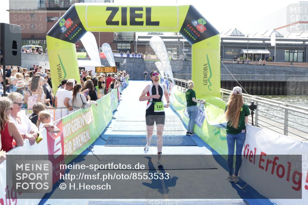 10.08.2025 - GEWOBA Citytriathlon Bremen H.Heesch http://msf.ph/oto/8553533 10.08.2025 15:13:55 Ziel 144, 227 meine-sportfotos.de