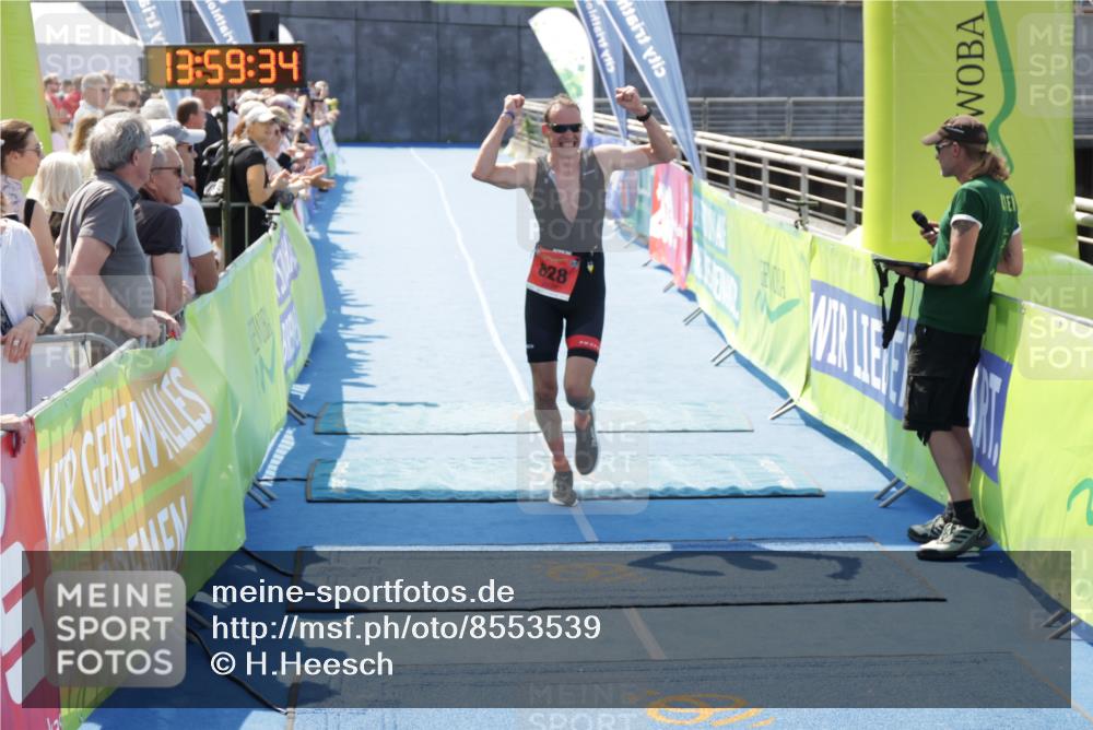 10.08.2025 - GEWOBA Citytriathlon Bremen H.Heesch http://msf.ph/oto/8553539 10.08.2025 13:59:38 Ziel 828, 855 meine-sportfotos.de
