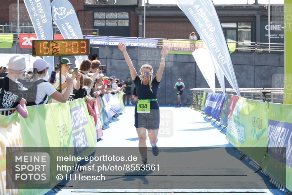 10.08.2025 - GEWOBA Citytriathlon Bremen H.Heesch http://msf.ph/oto/8553561 10.08.2025 15:47:07 Ziel 434, 437 meine-sportfotos.de