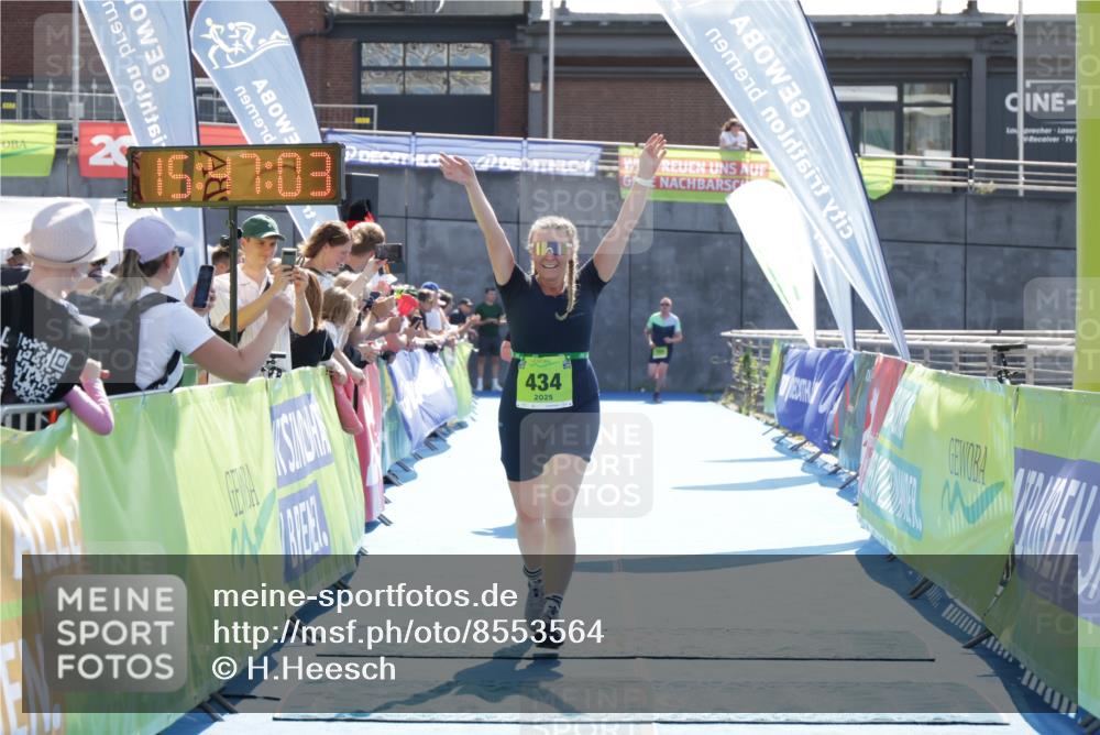 10.08.2025 - GEWOBA Citytriathlon Bremen H.Heesch http://msf.ph/oto/8553564 10.08.2025 15:47:07 Ziel 434, 437 meine-sportfotos.de