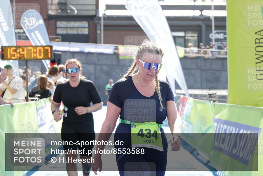 10.08.2025 - GEWOBA Citytriathlon Bremen H.Heesch http://msf.ph/oto/8553588 10.08.2025 15:47:11 Ziel 434, 437 meine-sportfotos.de