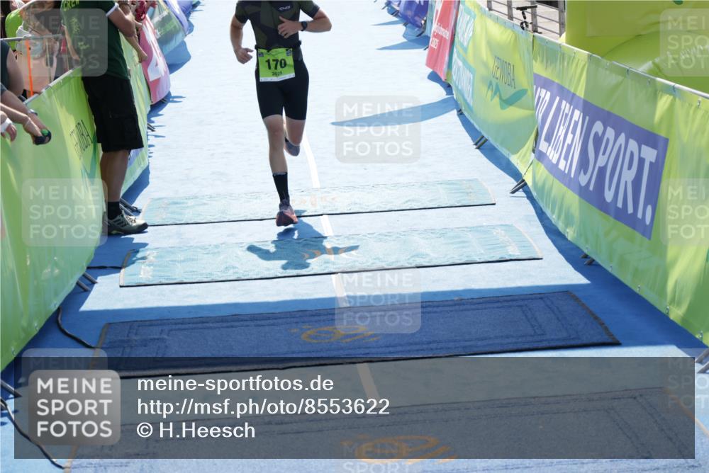 10.08.2025 - GEWOBA Citytriathlon Bremen H.Heesch http://msf.ph/oto/8553622 10.08.2025 15:14:33 Ziel 170 meine-sportfotos.de