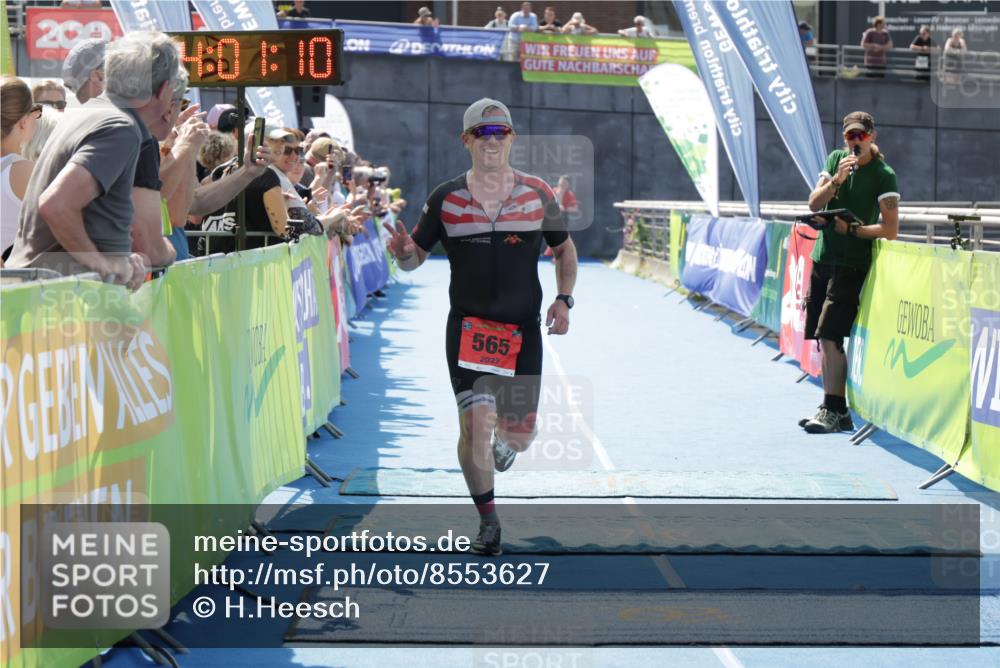 10.08.2025 - GEWOBA Citytriathlon Bremen H.Heesch http://msf.ph/oto/8553627 10.08.2025 14:01:14 Ziel 565, 1026 meine-sportfotos.de