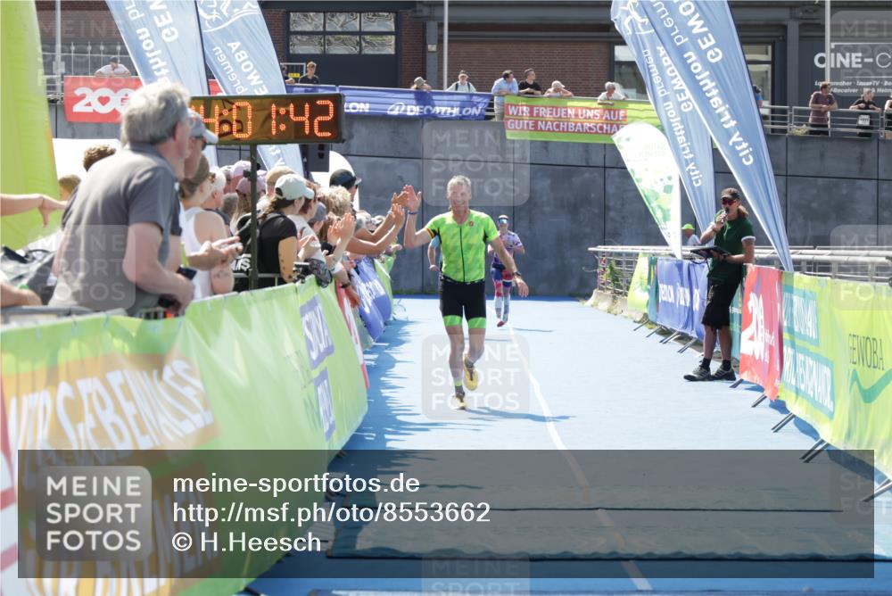 10.08.2025 - GEWOBA Citytriathlon Bremen H.Heesch http://msf.ph/oto/8553662 10.08.2025 14:01:46 Ziel 846, 889 meine-sportfotos.de