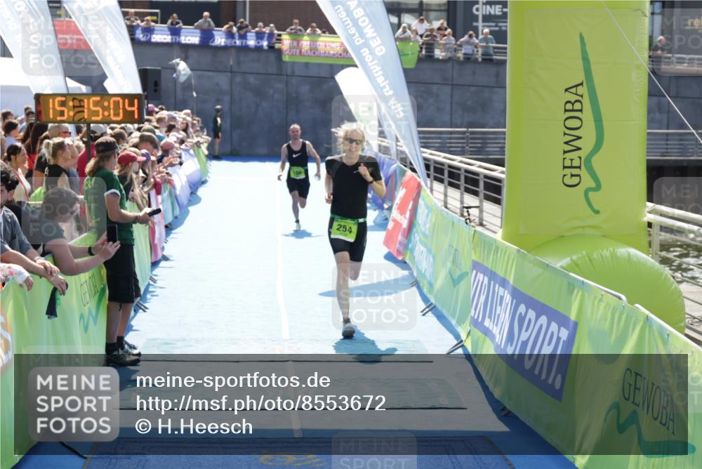10.08.2025 - GEWOBA Citytriathlon Bremen H.Heesch http://msf.ph/oto/8553672 10.08.2025 15:15:08 Ziel 186, 254 meine-sportfotos.de