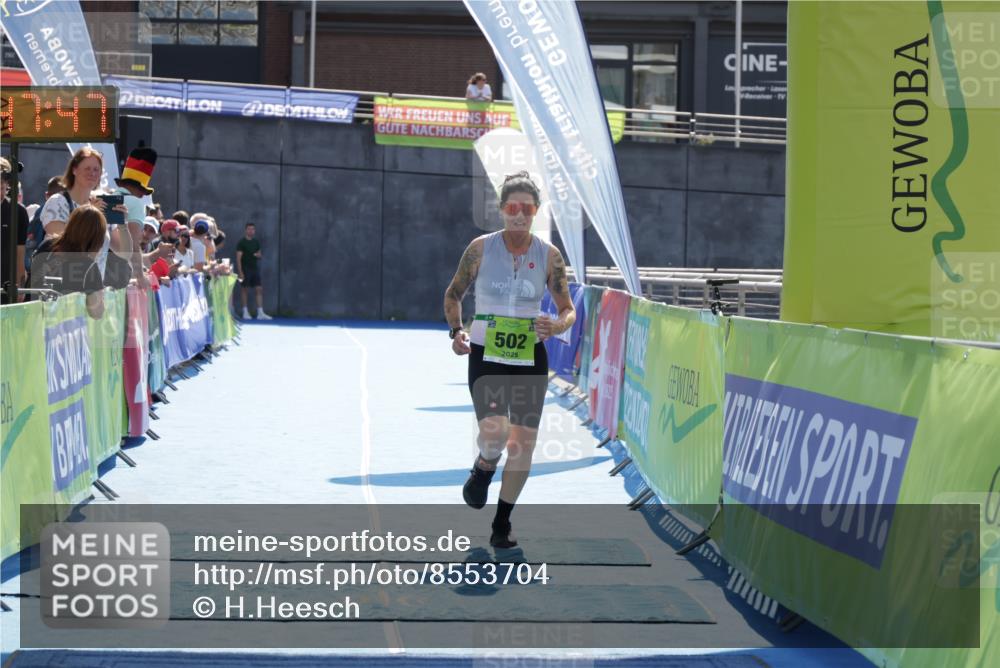 10.08.2025 - GEWOBA Citytriathlon Bremen H.Heesch http://msf.ph/oto/8553704 10.08.2025 15:47:51 Ziel 502 meine-sportfotos.de