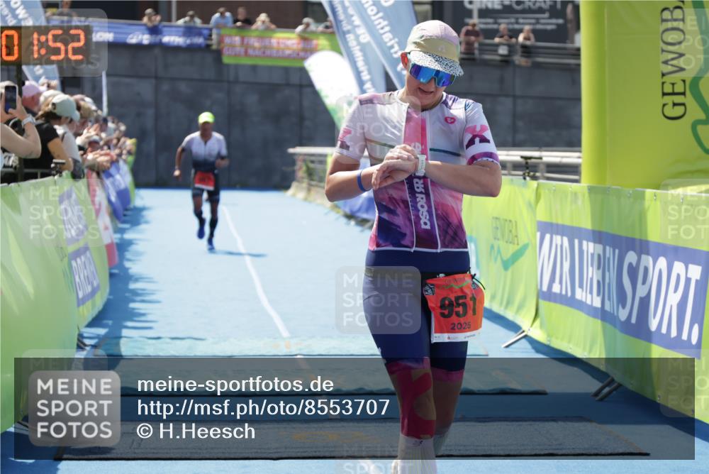 10.08.2025 - GEWOBA Citytriathlon Bremen H.Heesch http://msf.ph/oto/8553707 10.08.2025 14:01:55 Ziel 680, 889, 907, 951 meine-sportfotos.de