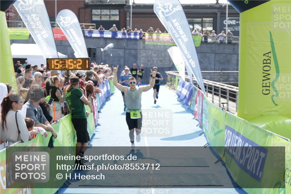 10.08.2025 - GEWOBA Citytriathlon Bremen H.Heesch http://msf.ph/oto/8553712 10.08.2025 15:15:25 Ziel 46, 64, 68, 217, 229 meine-sportfotos.de