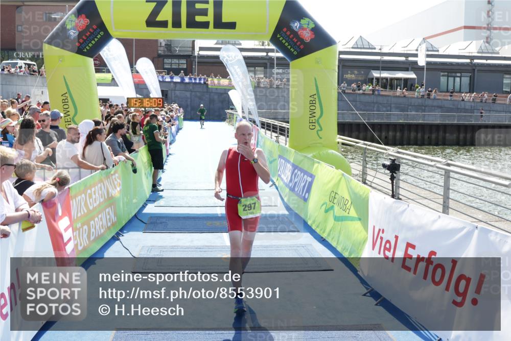 10.08.2025 - GEWOBA Citytriathlon Bremen H.Heesch http://msf.ph/oto/8553901 10.08.2025 15:16:13 Ziel 138, 297 meine-sportfotos.de