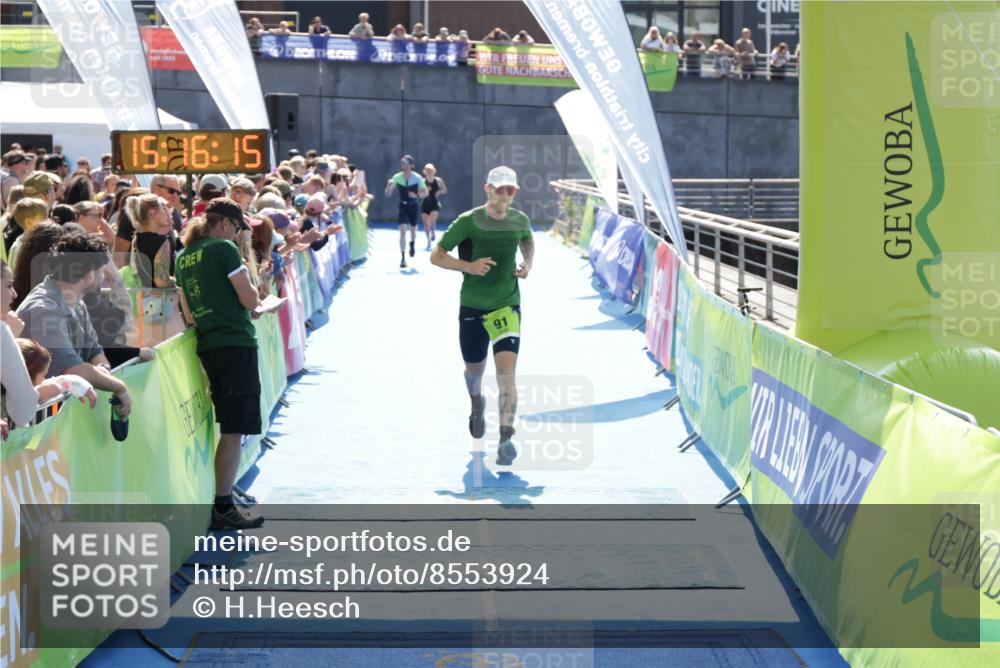 10.08.2025 - GEWOBA Citytriathlon Bremen H.Heesch http://msf.ph/oto/8553924 10.08.2025 15:16:19 Ziel 91, 297 meine-sportfotos.de