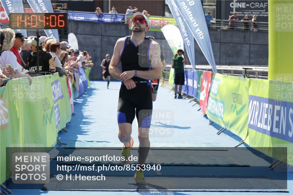 10.08.2025 - GEWOBA Citytriathlon Bremen H.Heesch http://msf.ph/oto/8553940 10.08.2025 14:04:10 Ziel 748, 871 meine-sportfotos.de