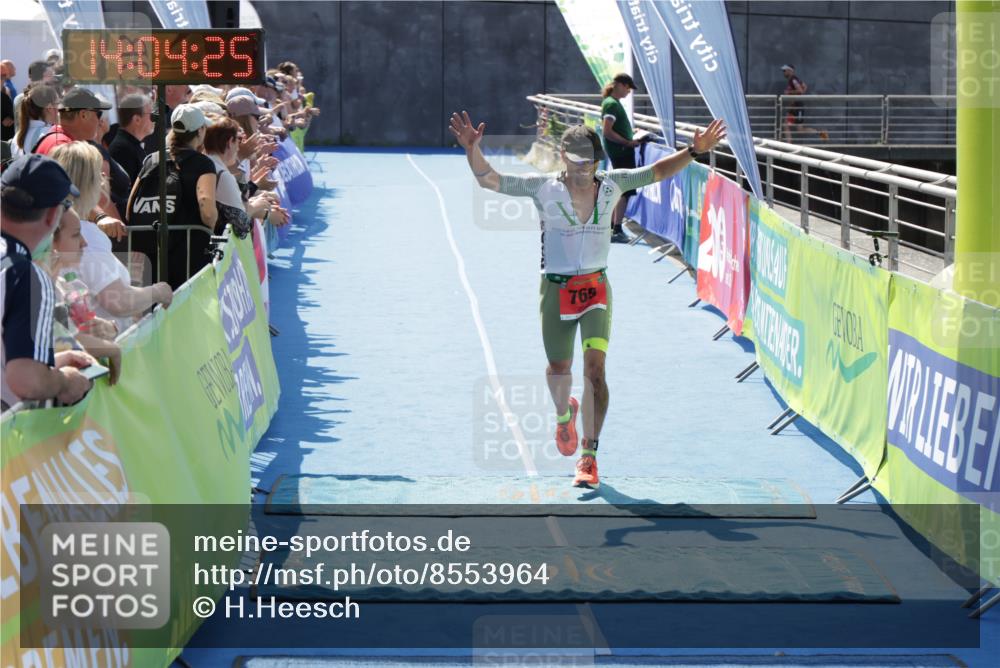 10.08.2025 - GEWOBA Citytriathlon Bremen H.Heesch http://msf.ph/oto/8553964 10.08.2025 14:04:29 Ziel 769 meine-sportfotos.de