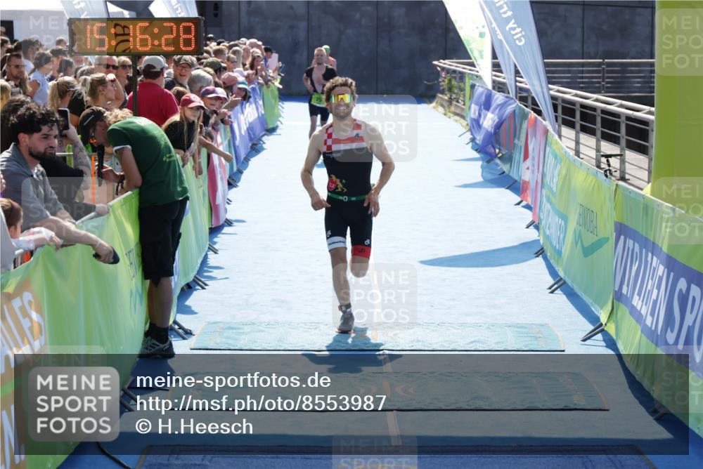 10.08.2025 - GEWOBA Citytriathlon Bremen H.Heesch http://msf.ph/oto/8553987 10.08.2025 15:16:32 Ziel 75, 93, 191, 488 meine-sportfotos.de