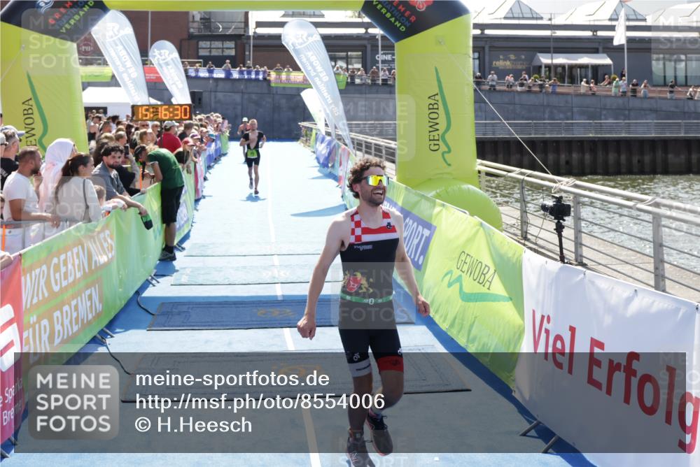 10.08.2025 - GEWOBA Citytriathlon Bremen H.Heesch http://msf.ph/oto/8554006 10.08.2025 15:16:34 Ziel 75, 93, 191, 488 meine-sportfotos.de