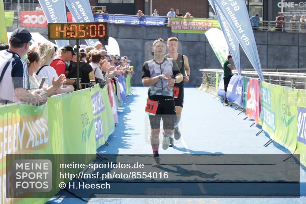 10.08.2025 - GEWOBA Citytriathlon Bremen H.Heesch http://msf.ph/oto/8554016 10.08.2025 14:05:04 Ziel 674, 731 meine-sportfotos.de